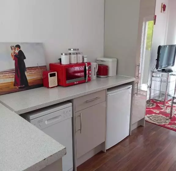 Majatalo Colchester Town, Modern, Detached, Guest House