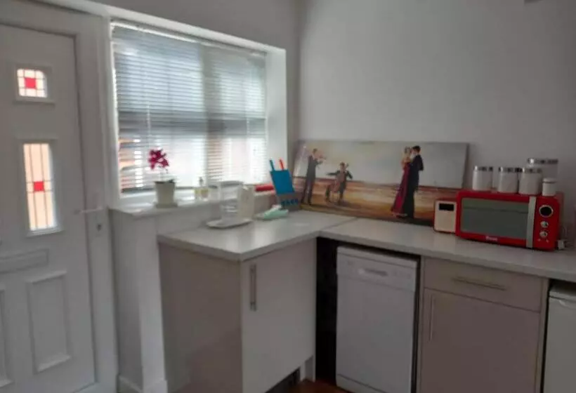 Majatalo Colchester Town, Modern, Detached, Guest House