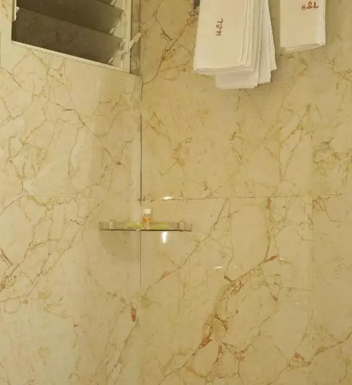 پانسیون Shangri La
