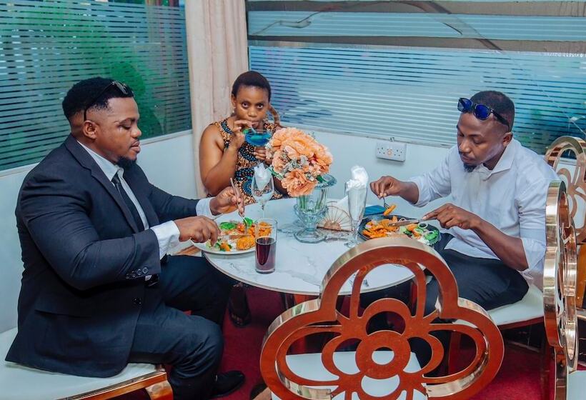 استراحتگاه Afrikando Royal Castle