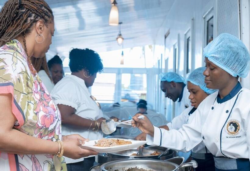 استراحتگاه Afrikando Royal Castle