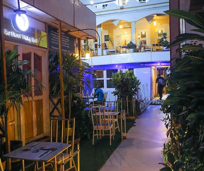 استراحتگاه Afrikando Royal Castle