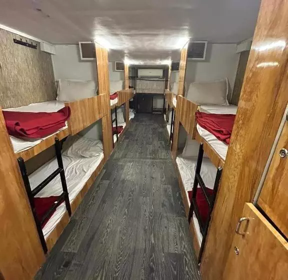 ユースホステル Sai Sharan Dormitory Near Dadar Railway Station