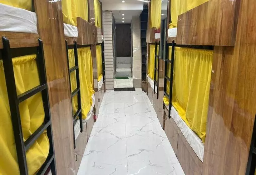 ユースホステル Sai Sharan Dormitory Near Dadar Railway Station