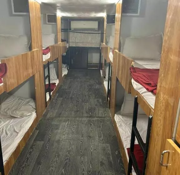 ユースホステル Sai Sharan Dormitory Near Dadar Railway Station