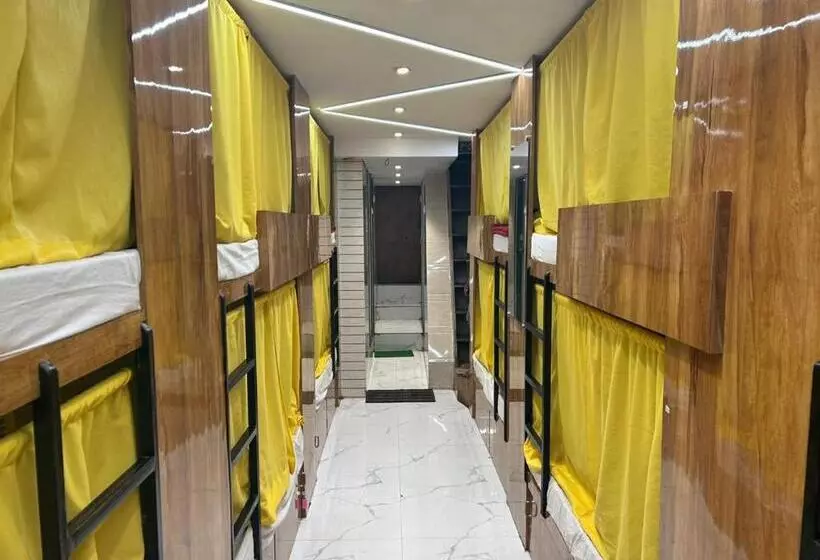 ユースホステル Sai Sharan Dormitory Near Dadar Railway Station