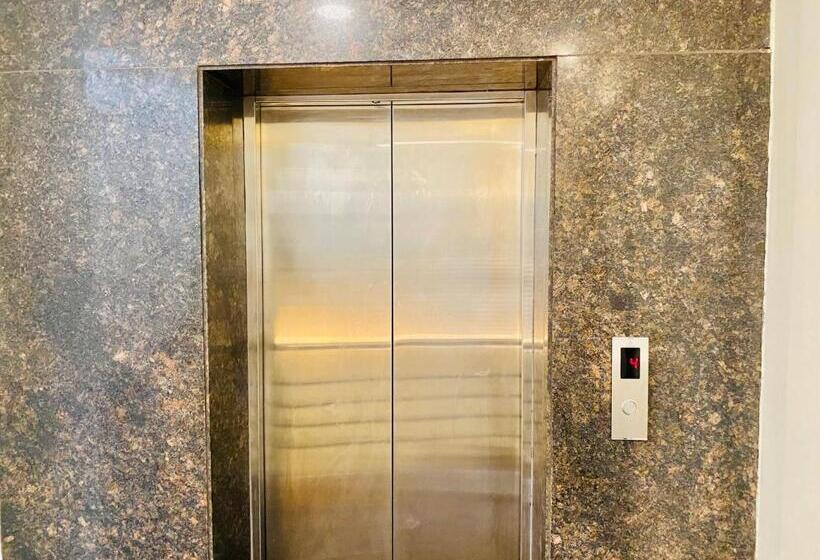 Hotel Grand White 350 Mtr From Golden Temple