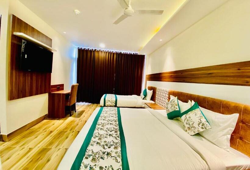 Hotel Grand White 350 Mtr From Golden Temple