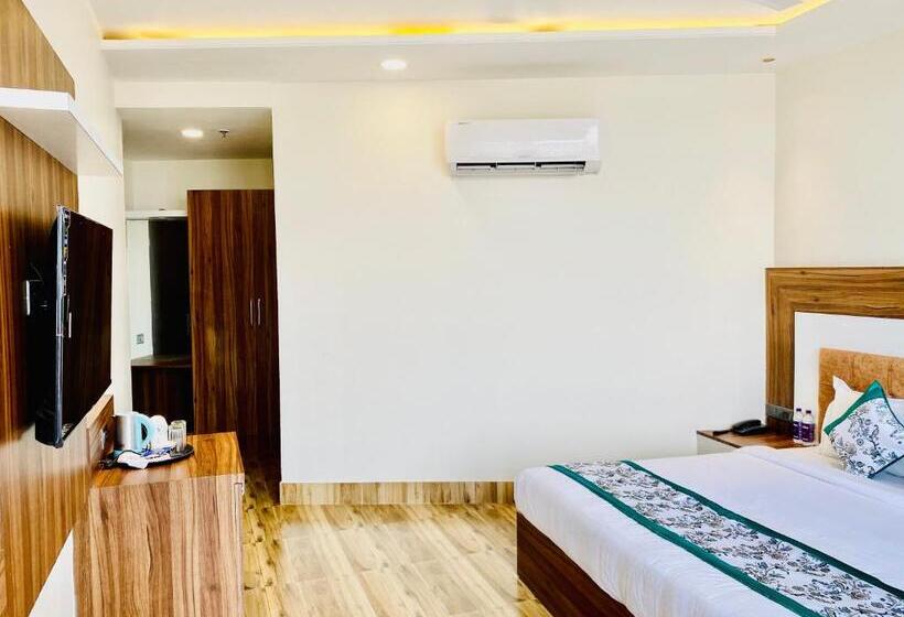 Hotel Grand White 350 Mtr From Golden Temple