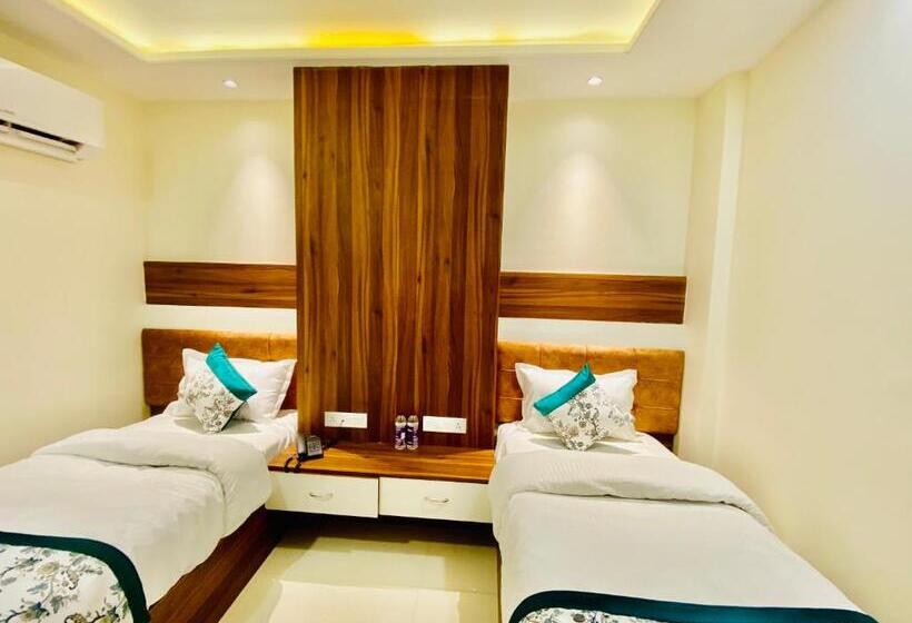 Hotel Grand White 350 Mtr From Golden Temple