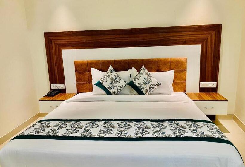 Hotel Grand White 350 Mtr From Golden Temple