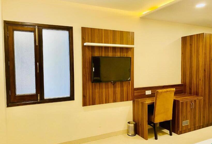 Hotel Grand White 350 Mtr From Golden Temple