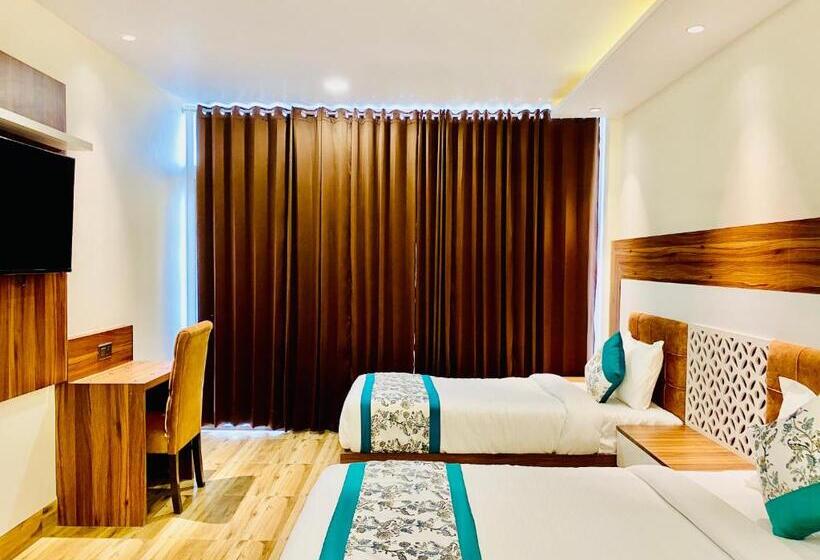 Hotel Grand White 350 Mtr From Golden Temple