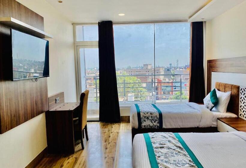 Hotel Grand White 350 Mtr From Golden Temple