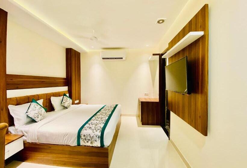 Hotel Grand White 350 Mtr From Golden Temple