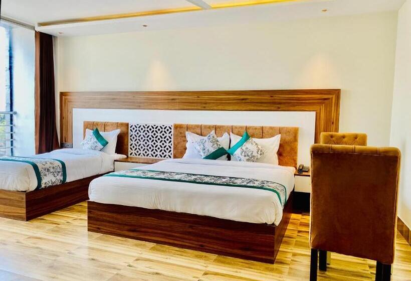 Hotel Grand White 350 Mtr From Golden Temple