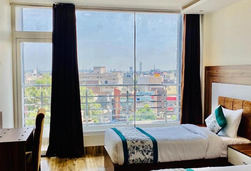 Hotel Grand White 350 Mtr From Golden Temple