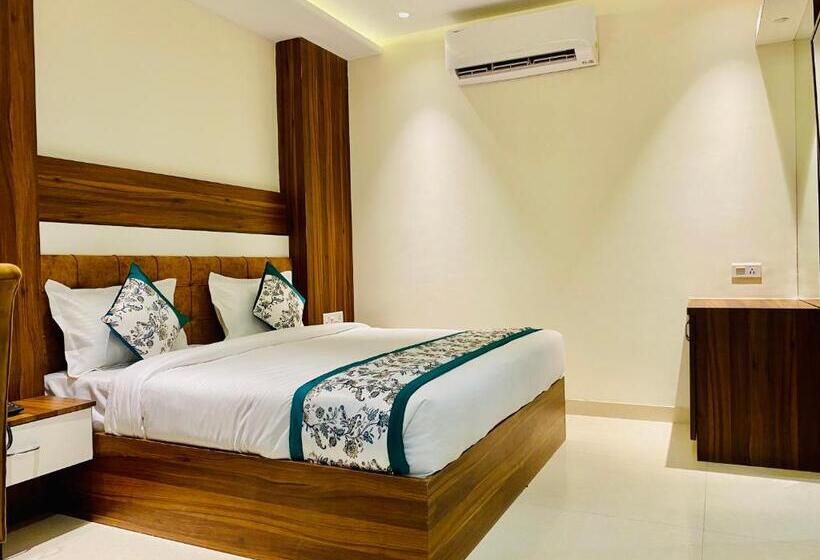 Hotel Grand White 350 Mtr From Golden Temple