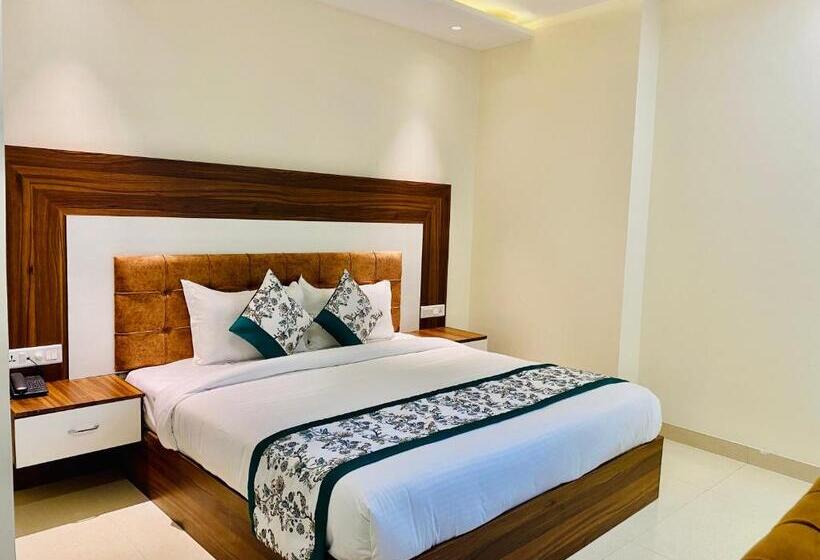 Hotel Grand White 350 Mtr From Golden Temple