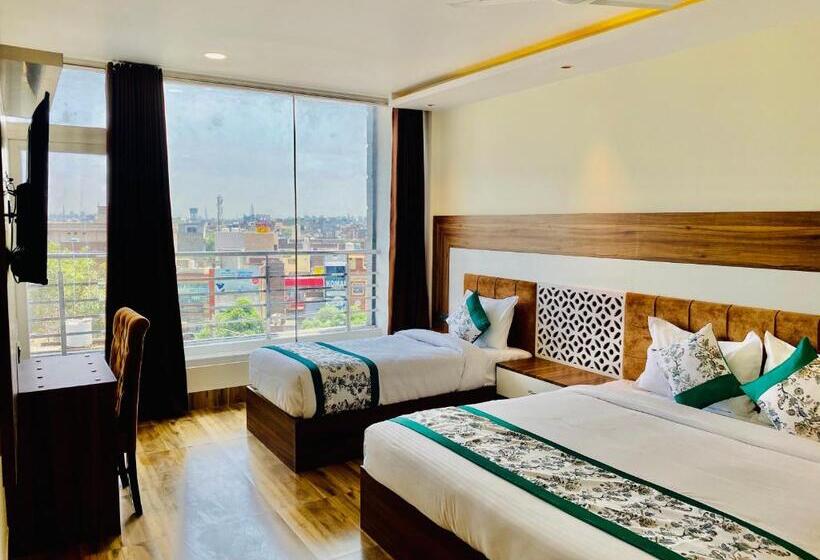 Hotel Grand White 350 Mtr From Golden Temple