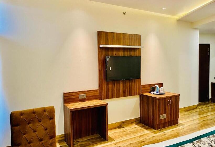 Hotel Grand White 350 Mtr From Golden Temple