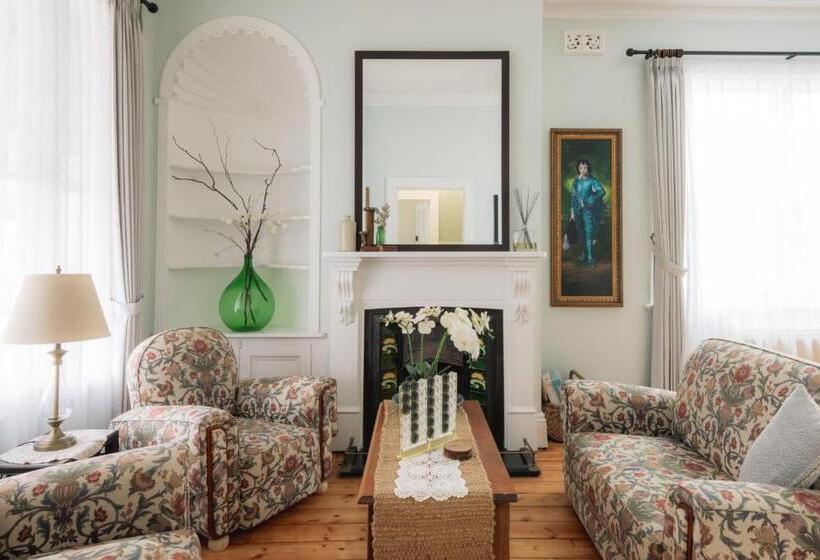 Bed and Breakfast Benambra Boutique Accommodation C1883 Lonsdale Suite
