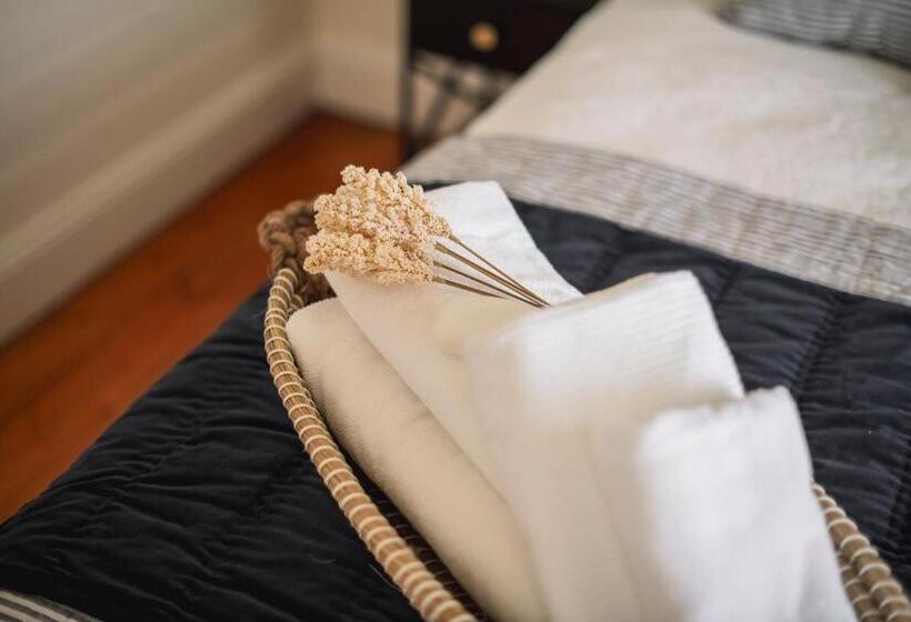 Bed and Breakfast Benambra Boutique Accommodation C1883 Lonsdale Suite