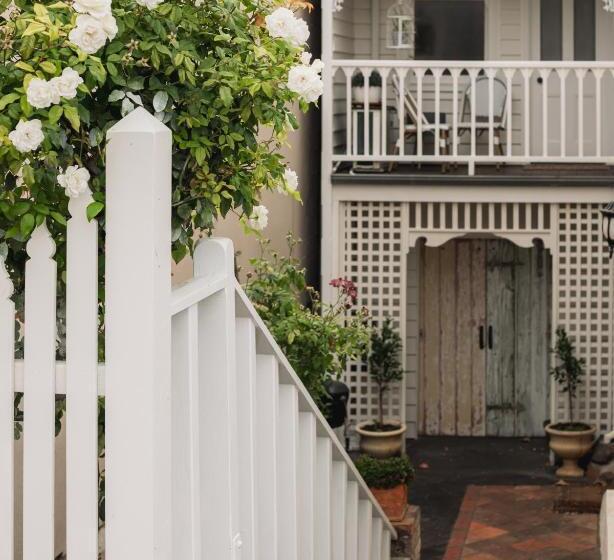 Bed and Breakfast Benambra Boutique Accommodation C1883 Lonsdale Suite