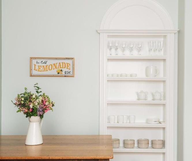 Bed and Breakfast Benambra Boutique Accommodation C1883 Lonsdale Suite