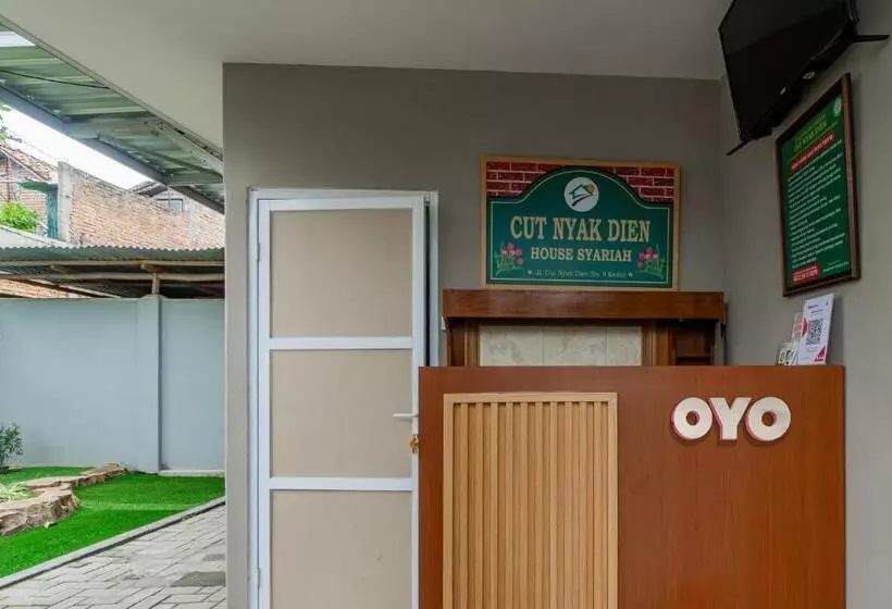 ホテル Oyo 93526 Cut Nyadin Syariah