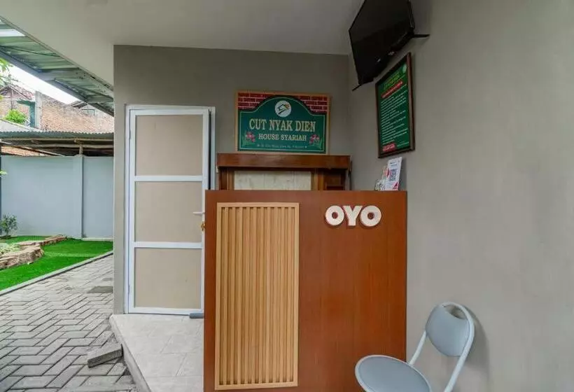 ホテル Oyo 93526 Cut Nyadin Syariah