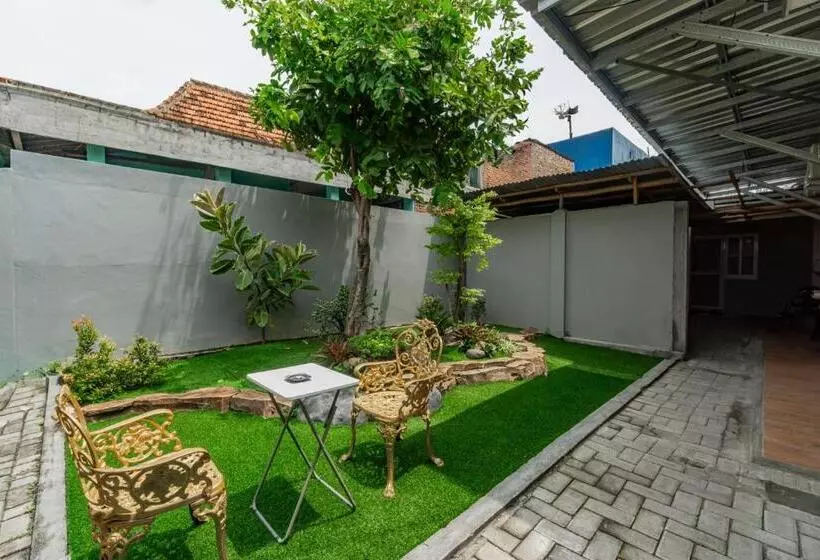 ホテル Oyo 93526 Cut Nyadin Syariah