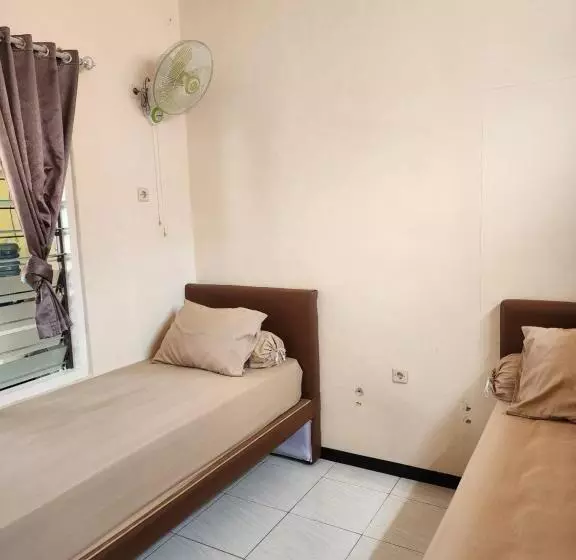 ユースホステル Penginapan Pip Semarang
