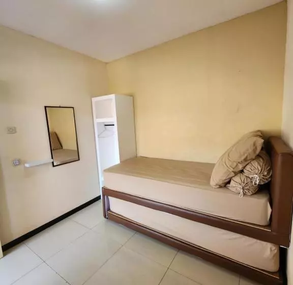 ユースホステル Penginapan Pip Semarang