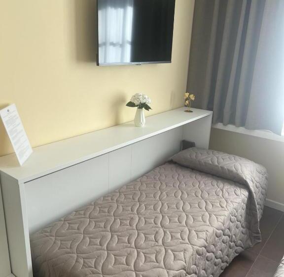 تختخواب و صبحانه La Dea Bendata