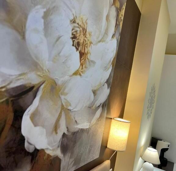 تختخواب و صبحانه La Dea Bendata