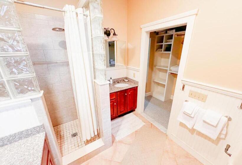 Blossom Haven Charming 3br Condo