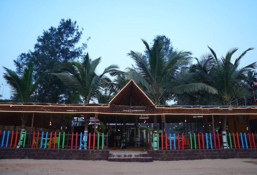 هتل Livin Waves Beach Stay And Cafe