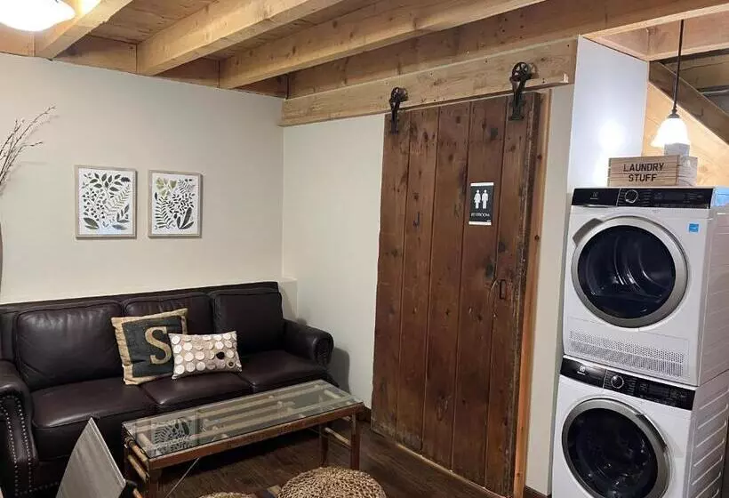 ホテル The Farm Shed Guelph Elora