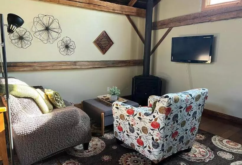 ホテル The Farm Shed Guelph Elora