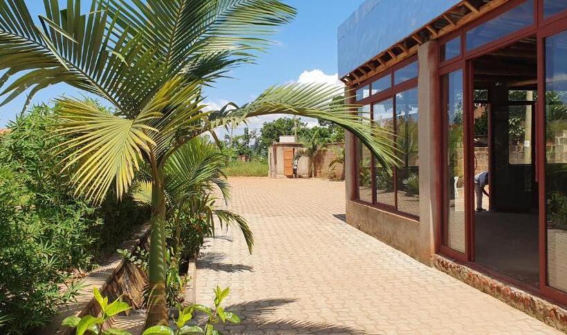 استراحتگاه Ambur Gardens Nalya