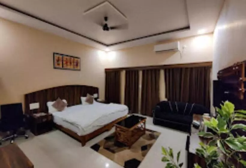 ホテル Aaradhya International Jagdalpur