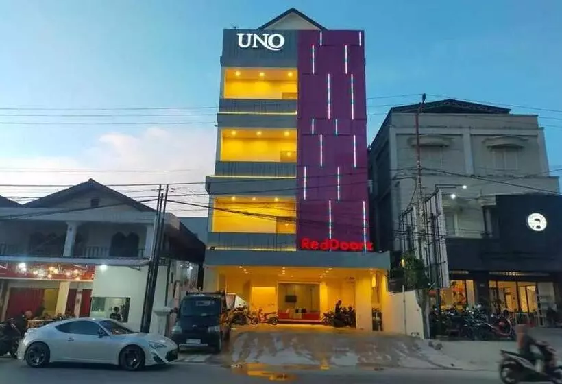 ホテル Reddoorz Plus @ Uno Jalan Merak Samarinda