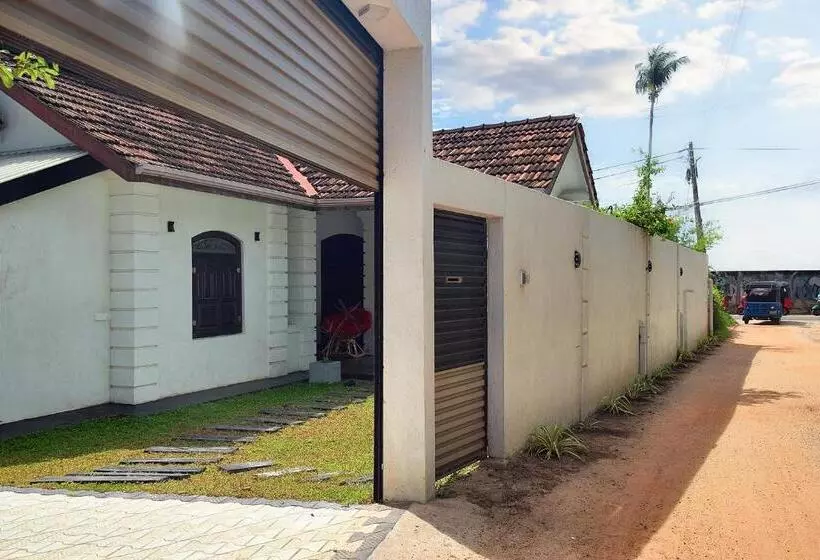 Hotelli Villa Risithenmi