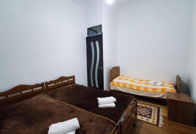 پانسیون Guesthouse Giorgi Avaliani