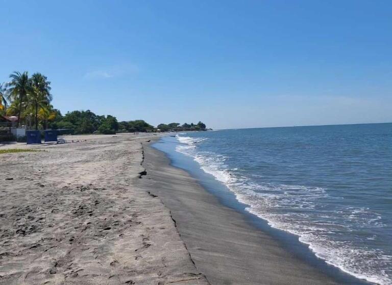 هاستل Beach House