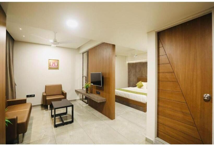 בית מלון כפרי R City Inn By Mantram Hospitality