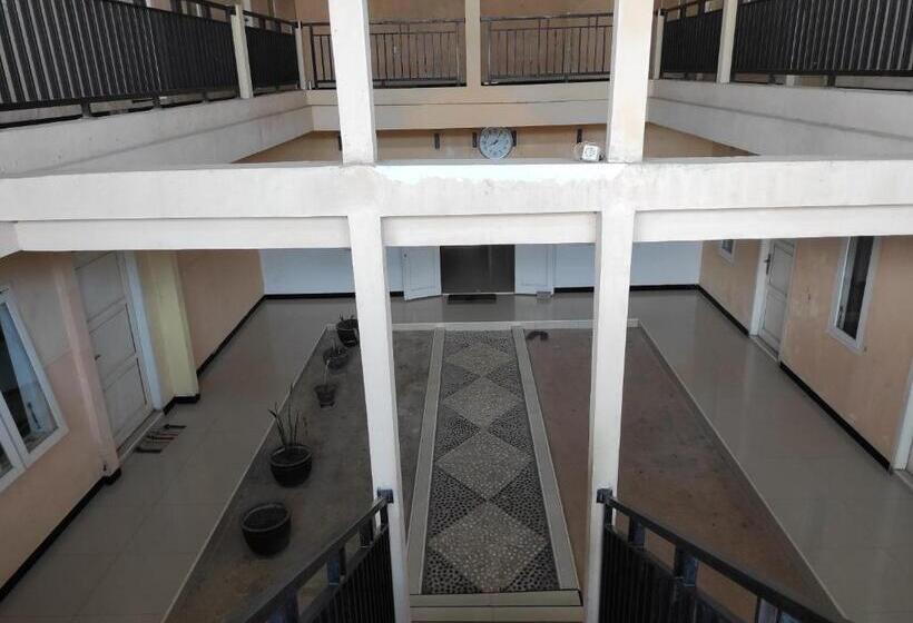 בית מלון כפרי Oyo 93443 Emmy Homestay Syariah