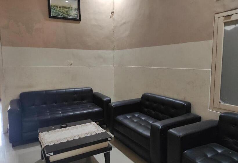 בית מלון כפרי Oyo 93443 Emmy Homestay Syariah