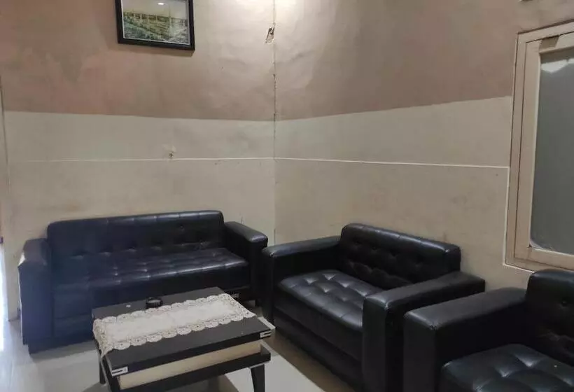 Hotelli Oyo 93443 Emmy Homestay Syariah